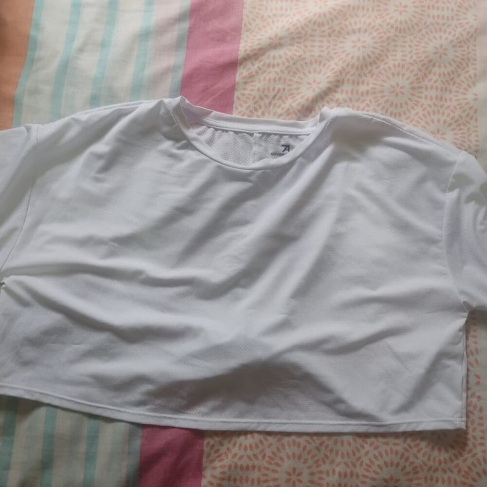 Stylish White Athletic Crop Top with Back Knot - Size L